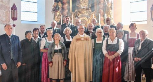In der Pfarrkirche fanden die Ehrungen der Chormitglieder mit Pfarrer Robert Baumgartner (Mitte) statt: (erste Reihe von links) Organist Wast Unterseher (60 Jahre), Resi Rieder (45 Jahre), Pfarrer Robert Baumgartner, Waltraud Rottmüller (25 Jahre) und Chorleiter Schorsch Unterseher (60 Jahre) sowie (zweite Reihe von links) Marianne Unterseher (55 Jahre), Katharina Schlosser (50 Jahre), Annemarie Demmel (35 Jahre), Anneliese Maier (60 Jahre), Martin Leider (40 Jahre), Claudia Leider (40 Jahre), Paul Schmid (72 Jahre), Brigitte Lechner (45 Jahre) und Irmgard Purainer (40 Jahre). Dritte Reihe (von links): Wolfgang Gaßbichler, Franz Kloo (50 Jahre), Balthasar Unterseher, Georg Hochreiter (45 Jahre), Josef Gaßbichler (50 Jahre), Josef Schlosser (50 Jahre) und Anton Schütz (48 Jahre).Foto privat