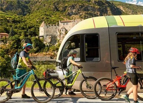 In Südtirol sind Aktivurlauber zu jeder Jahreszeit auch ohne Auto mobil.Foto djd/IDM Südtirol/Matt Cherubino