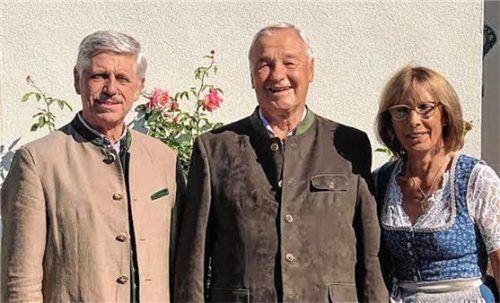 Inzells Bürgermeister Hans Egger (links) gratulierte Gerd Zimmermann zum 80. Geburtstag und überbrachte die Glückwünsche der Gemeinde, worüber sich auch seine Frau Hildegard freute. Foto  Wegscheider