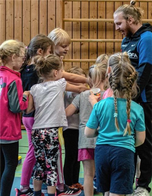 „Jaaaa“ hallt es durch die Sporthalle, als Alexander Bruckschlegl (rechts) fragt, ob das Training Spaß macht.