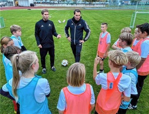 Jede Einheit wird sofort von den DFB-Stützpunkttrainern Markus Höhensteiger (links) und Peter Hacker analysiert.