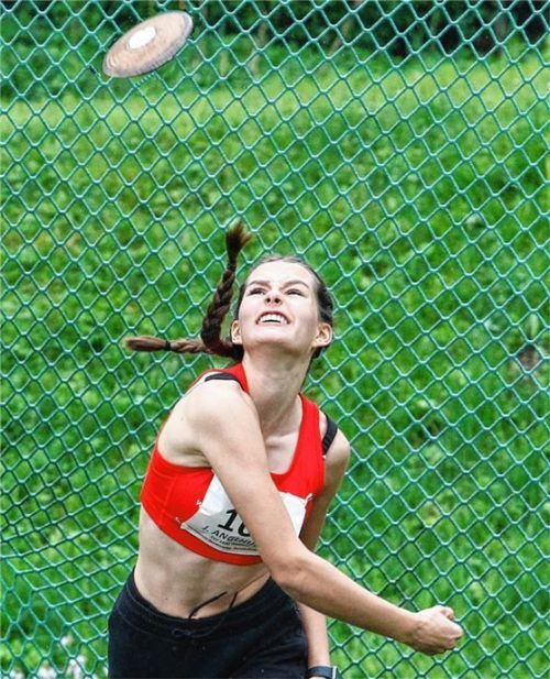 Johanna Anglhuber aus Kraiburg siegte im Kugelstoßen und wurde Dritte im Diskuswurf für das Oberbayern-Team. Foto Ludwig Stuffer