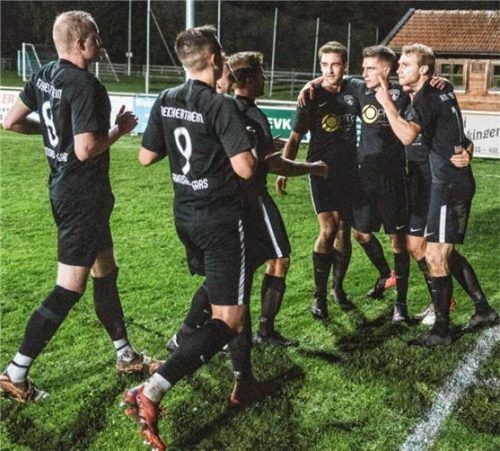 Jubel bei der SG Reichertsheim-Ramsau/Gars nach dem zweiten Treffer beim Spiel in Teising. Am Ende setzten sich die Gäste mit 3:0 durch.Foto Johannes Wimmer