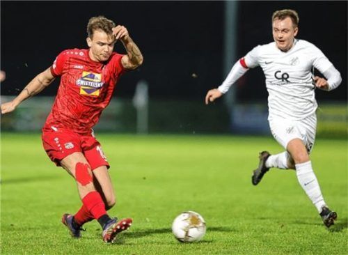 Julian Höllen gibt hier die Vorlage für Kenan Smajlovic zum Traunsteiner 1:0.Foto Hans Weitz
