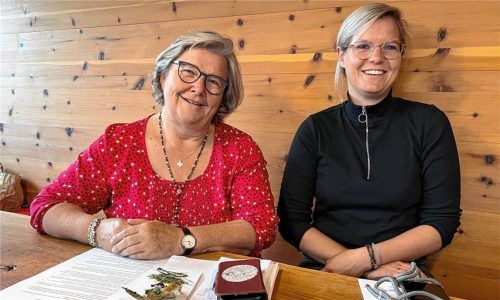 Kolbermoorer Frauen haben jetzt eine eigene, unabhängige Gemeinschaft: Marianne (links) und Bernadette Mayer gründeten gemeinsam mit 45 Mitstreiterinnen den neuen Verein. Heute wird er mit einer Festmesse gefeiert. Foto  Gerlach