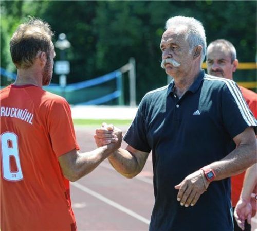 Kommt in Bruckmühl gut an: Trainer Mike Probst, hier mit SVB-Spieler Anian Folger.Foto Franz Ruprecht
