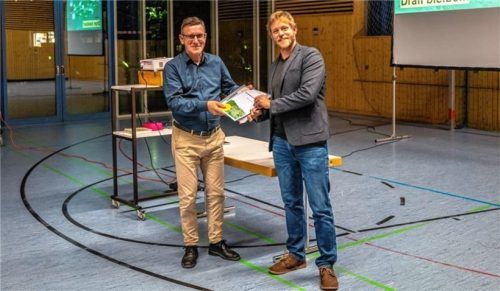 Korbinian Kroiss (rechts) vom „Büro Nonconform“ übergibt das Gemeindeentwicklungskonzept an Bürgermeister Georg Huber.Foto Nitzsche