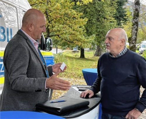 Kriminalhauptkommissar Karl-Heinz Busch (links) im Gespräch mit Max Walser aus Prien. Foto Kirchner