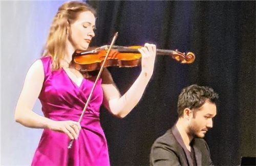 Larissa Cidlinsky und Mario Häring begeisterten beim Konzert im Kulturforum Klosterkirche in Traunstein.Foto Giesen