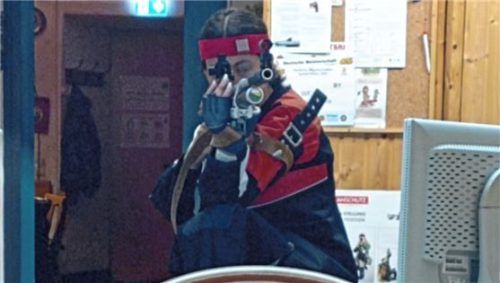 Lena Weigl im Kniendanschlag. Sie holte beim Anfangsschießen der Bavaria-Schützen den Sieg. Foto re