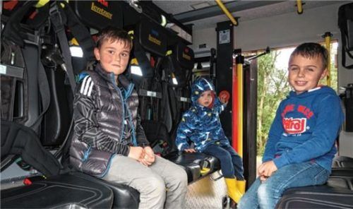 Leo, Julius und Raphael (von links) hatten viel Spaß im Löschgruppenfahrzeug LF 10.
