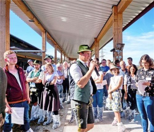 Leonhard Mayer bei der Betriebsführung.Foto Hötzelsperger