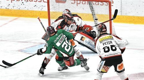Manuel Strodel erzielt hier den Führungstreffer für die Starbulls.Foto Hans-Jürgen Ziegler