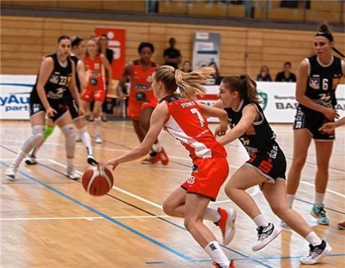 Maria Perner (am Ball) muss mit dem TSV Wasserburg nach Würzburg reisen.Foto Stefan Pfuhl