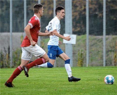 Marius Kubik vom ASV Au ist der Westerndorfer Defensive in dieser Szene entwischt. Er erzielte alle drei Treffer für sein Team zum 3:1-Erfolg.Foto Franz Ruprecht