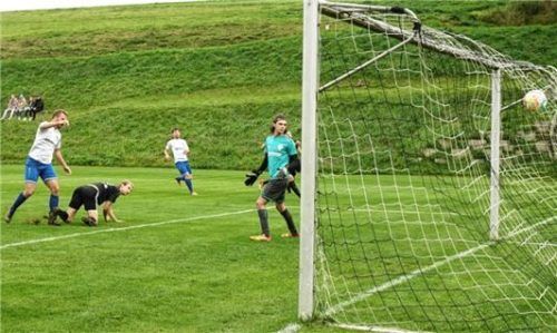 Matthias Vital (am Boden) erzielt in dieser Szene den Führungstreffer für die SG Reichertsheim-Ramsau/Gars im Heimspiel gegen Amerang.Foto Johannes Wimmer