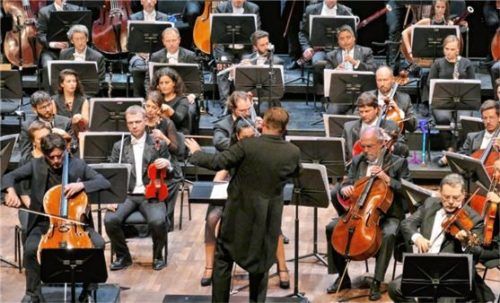 Maximilian Hornung (links) spielt auf dem Cello den Don Quixote, Marcello Manfrin (vorne rechts) auf der Bratsche seinen Diener Sancho Pansa, dirigiert von Erik Nielsen. Foto  Janka