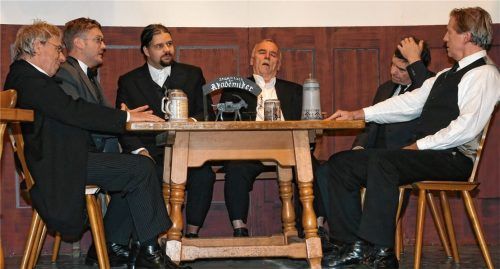 „Mehr Unruhe“ fordert Regisseur Bernhard Stanek bei der Probe von seinen Darstellern am Akademiker-Stammtisch. Bis zur Premiere bleibt aber auch noch etwas Zeit. Foto SChlecker