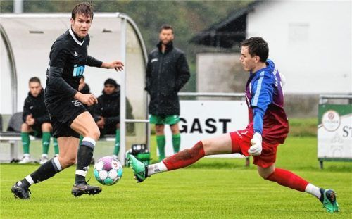 Michael Renner vom TSV Kastl behielt im Duell gegen SBR-Torwart Johannes Deckert die Oberhand.Foto Gabi Zucker
