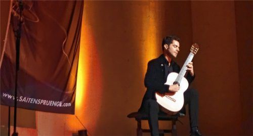 Miloš Karadaglic spielte eine Hommage an Andrés Segovia, den spanischen Meister der klassischen Gitarre.Foto  Friedrich