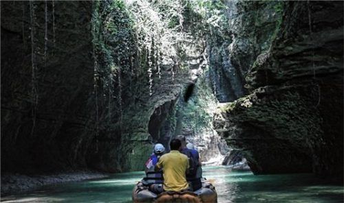 Mit dem Boot wird die Fahrt durch den Martvili-Canyon zum Erlebnis.Fotos Sohnemann