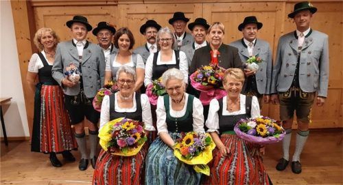 Mit den geehrten Mitgliedern des Trachtenvereins „Immergrün“ freuen sich Zweite Vorsitzende Christine Zehetmair (links) und Vorsitzender Christian Staudinger (rechts). Foto re