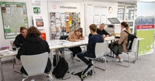 Mitarbeiter des Rosenheimer Bürgeramts nehmen direkt an der TH die Wohnsitzanmeldungen der „Neu-Rosenheimer“ entgegen.Foto Stadt Rosenheim