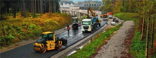 Die Asphaltierungsarbeiten an der neuen B15 dauerten bis November. Foto Zosseder