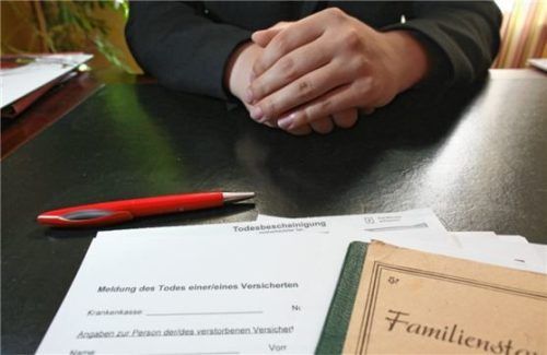 Nach dem Tod eines Angehörigen sind viele Dinge zu regeln. Foto Sebastian Willnow/dpa-tmn