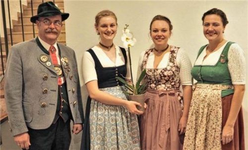 Nach der Neuwahl: (von links) Gauvorsitzender Pankraz Perfler, die scheidende Gaujugendleiterin Barbara Sigl sowie die neuen Gaujugendleiterinnen Johanna Stadler und ihre Stellvertreterin Maria Huber.Foto Gaar