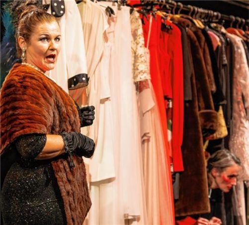 Neben Neuproduktionen wie „Werther“ sind Wiederaufnahmen geplant, unter anderem „Die Zofen“. Auf dem Bild Susan Hecker (links) und Annett Segerer.Foto Flamm