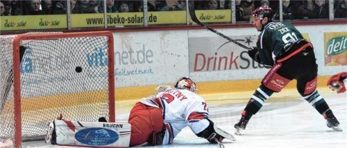 Nicht das wichtigste Tor von Fabian Zick für die Starbulls, aber eins, das in Erinnerung bleibt: Das 1:0 beim Teddybär-Spiel gegen Deggendorf 2020, als er nach elf Sekunden traf. Foto Hans-Jürgen Ziegler