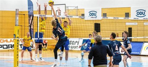 Nicht nur ein hervorragender Zuspieler, sondern auch großartig im Block: Mimmenhausens Federico Cippolone (Nummer eins links) gegen den Mühldorfer Außenangreifer Moritz Wöls.Foto Fabian Bartsch