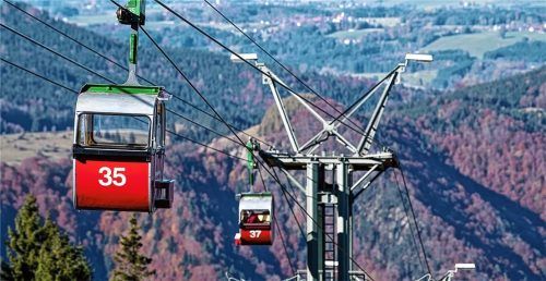 Noch fahren Vierergondeln hinauf zur Kampenwand. Der Betreiber möchte sie durch Achtergondeln ersetzen. Gegen den geplanten Ausbau klagt nun der Bund Naturschutz. Foto picture alliance/dpa
