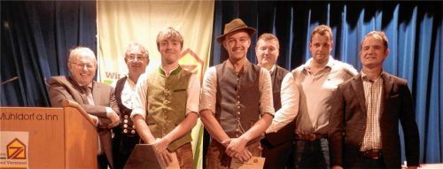 Obermeister Christian Drexl (links) sowie Prüfungsvorsitzender Ferdinand Maier (von rechts) und Obermeister-Stellvertreter Christian Müller gratulierten im Beisein der beiden Chefs, Franz Grübl (Zweiter von links) und Josef Deuschl (Dritter von rechts), den beiden Prüfungsbesten Jonas Salzinger (Dritter von links) und Christoph Stadler. Verhindert war Clemens von Ditfurth.Foto Maier