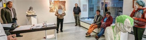 Obfrau Hilde Prinz eröffnete die Ausstellung. Mit auf dem Foto: Kurator James Clay (rechts) und der stellvertretende Bürgermeister Sepp Goldmann.Foto hoffmann