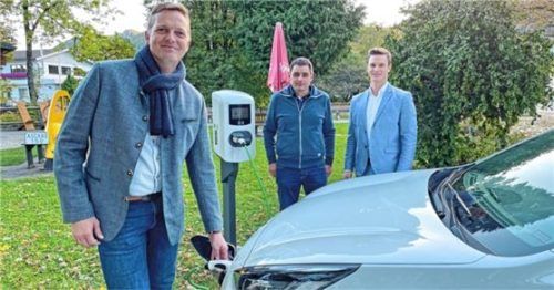 Offizielle Inbetriebnahme: Bürgermeister Simon Frank (von links) testet gemeinsam mit Aschaus Liegenschaftsbeauftragtem Stefan Aberger und dem Projektverantwortlichen Florian Scharnagl die Ladesäule vor der Touristinfo. Foto  H. Reiter