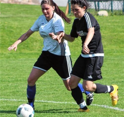 Packende Zweikämpfe – im Bild links SG-Spielerin Lea Marx – prägten das Spiel in Prutting. Foto psc
