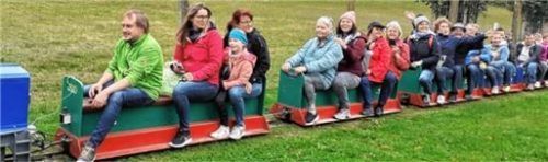 Per Mini-Bahn ging es durch den Wildpark.Foto  re