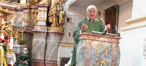Pfarrer Bernhard Schweiger ist bekannt für seine fundierten Predigten, wie hier in der Pfarrkirche St. Georg in Ruhpolding, wo er lange Jahre als Ruhestandsgeistlicher wirkte.Foto Schick