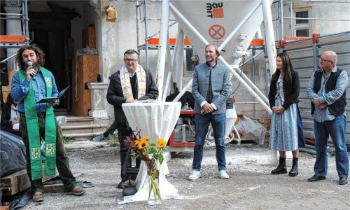 Pfarrer Krauß und Christoph Rudolf (von links) weihen im Beisein der drei Bauherren, Stefan und Theresa Mayer und Peter Dörr, das Parkensemble in Fröschenthal ein. Foto Reischl-Zehentbauer