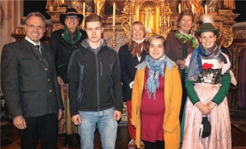 Pfarrer Paul Janßen (von links) wünschte dem Gremium eine gute Hand: Katharina Pertl, Raphael Ebner, Vorsitzende Dr. Brigitte Baretzky, Pastoralreferentin Monika Kleber, Christiane von Ribbentrop und Zweite Vorsitzende Maria Danner. Foto Rehberg