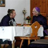 Nächtliches Kartenspiel im Pfarrhaus