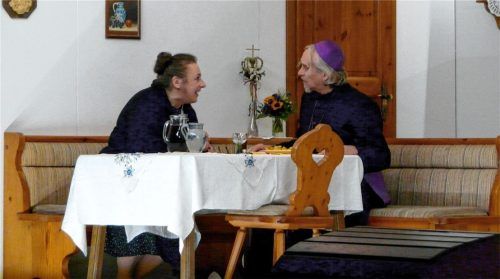 Pfarrhaushälterin Hermine, gespielt von Fanny Schuhbeck (links), und Dr. Jüngling, gespielt von Hans Kirmaier, beim Theaterstück „Dem Himmel sei Dank“. Foto re