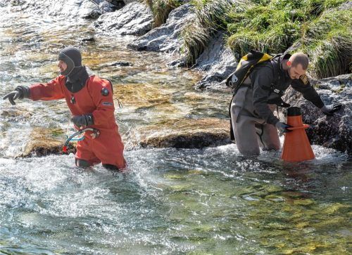 Polizeitaucher suchten gestern das Flussbett der Prien nach Spuren ab. Foto dpa