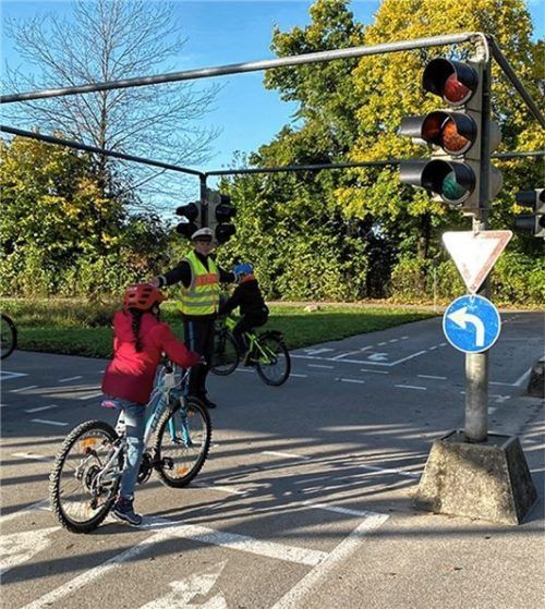 Polizistin Maria Thome regelt den Verkehr. Die Kinder sollen jede Situation im Straßenverkehr kennen. Foto Paula L. Trautmann