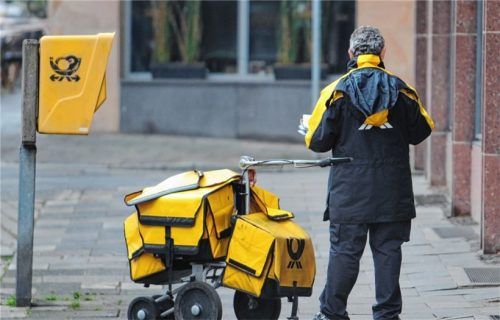 Postbote bei der Arbeit – in Stephanskirchen derzeit ein seltenes Bild.Foto dpa