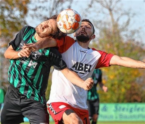 Priens Koller (links) setzt sich im Duell mit Engelsbergs Adrian Zabergja durch.Foto Butzhammer