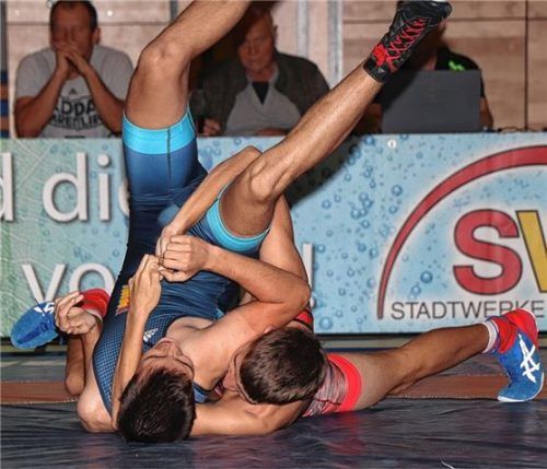 Ringer mit Talent: Justin Flemmer (rotes Trikot) will auch in St. Wolfgang als Sieger von der Matte gehen.Foto Wittenzellner