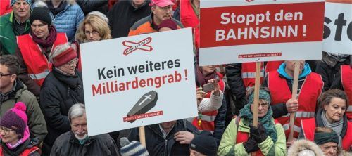 Rund 3000 Anwohner aus dem Landkreis Rosenheim demonstrierten 2019 vor dem Landratsamt mit Plakaten „Kein weiteres Milliardengrab!“ und „Stoppt den Bahnsinn“ gegen die Pläne zum Bau einer neuen Bahntrasse durch das Inntal.Foto dpa
